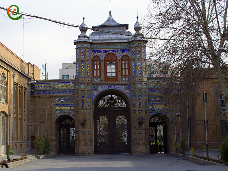 محوطه سردر باغ ملی از جاذبه های گردشگری مهم استان تهران